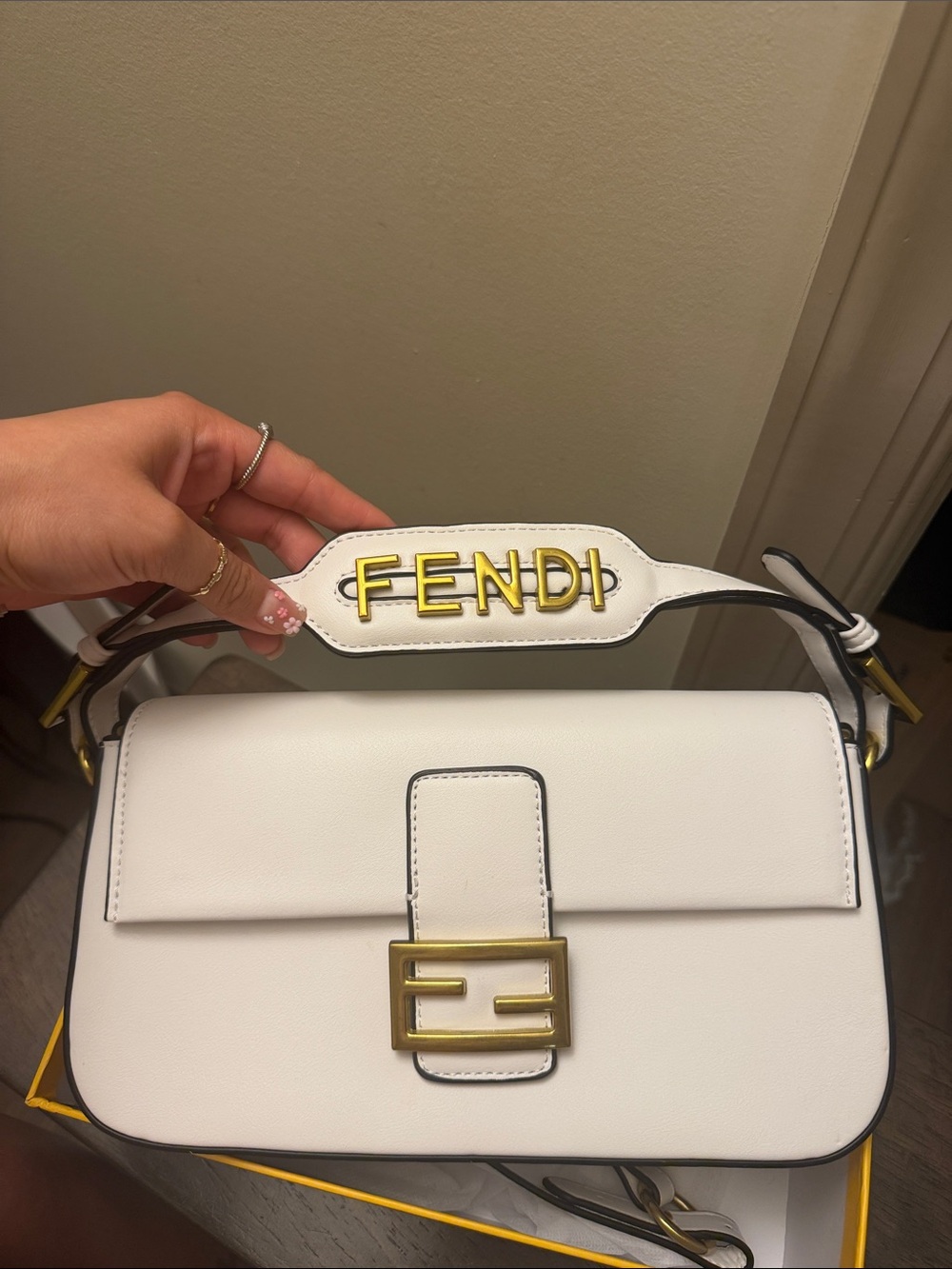 Fendi White Leather Shoulder Bag with Gold Hardware - Picture 2 of 15
